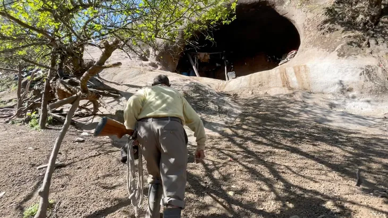 Pedro Luca El Tucumano De A Os Que Vive Solo En Una Cueva Su