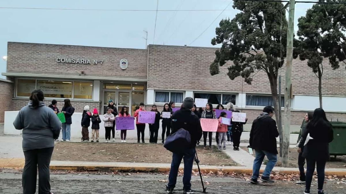 Se movilizaron en Plottier para pedir justicia por la nena de 10 años