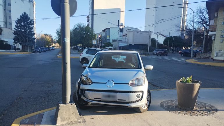 Un Auto Chocado En Pleno Centro De Neuqu N Sin Ocupantes Qu Pas