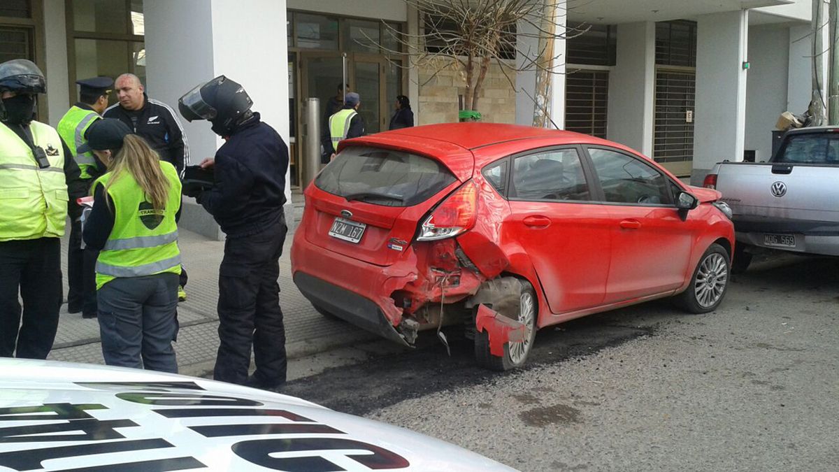 Borracho chocó dos autos estacionados y después se enfrentó a la Policía