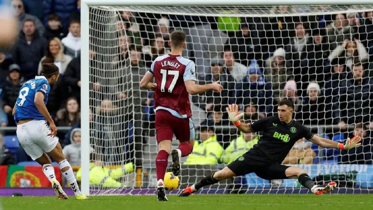 Las tremendas atajadas del Dibu Martínez para Aston Villa en la Premier