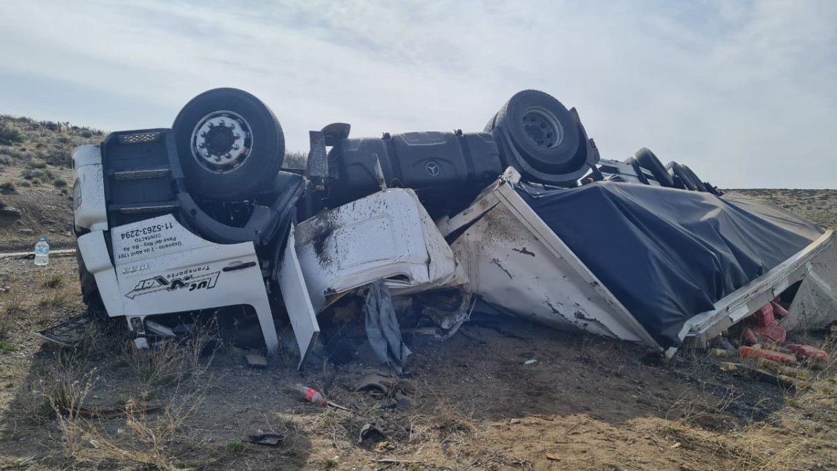 Ruta 237 murió el chofer de un camión que protagonizó un grave choque