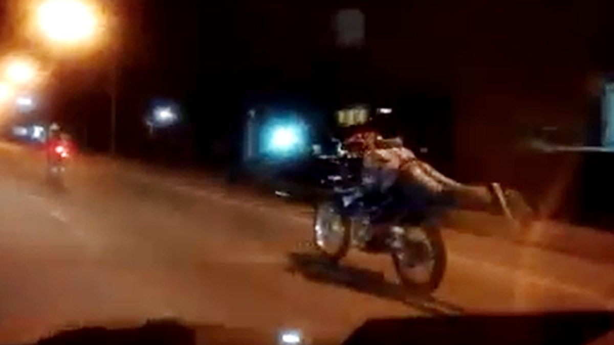 Imprudencia Motociclista Conduce Acostado En La Ruta 22