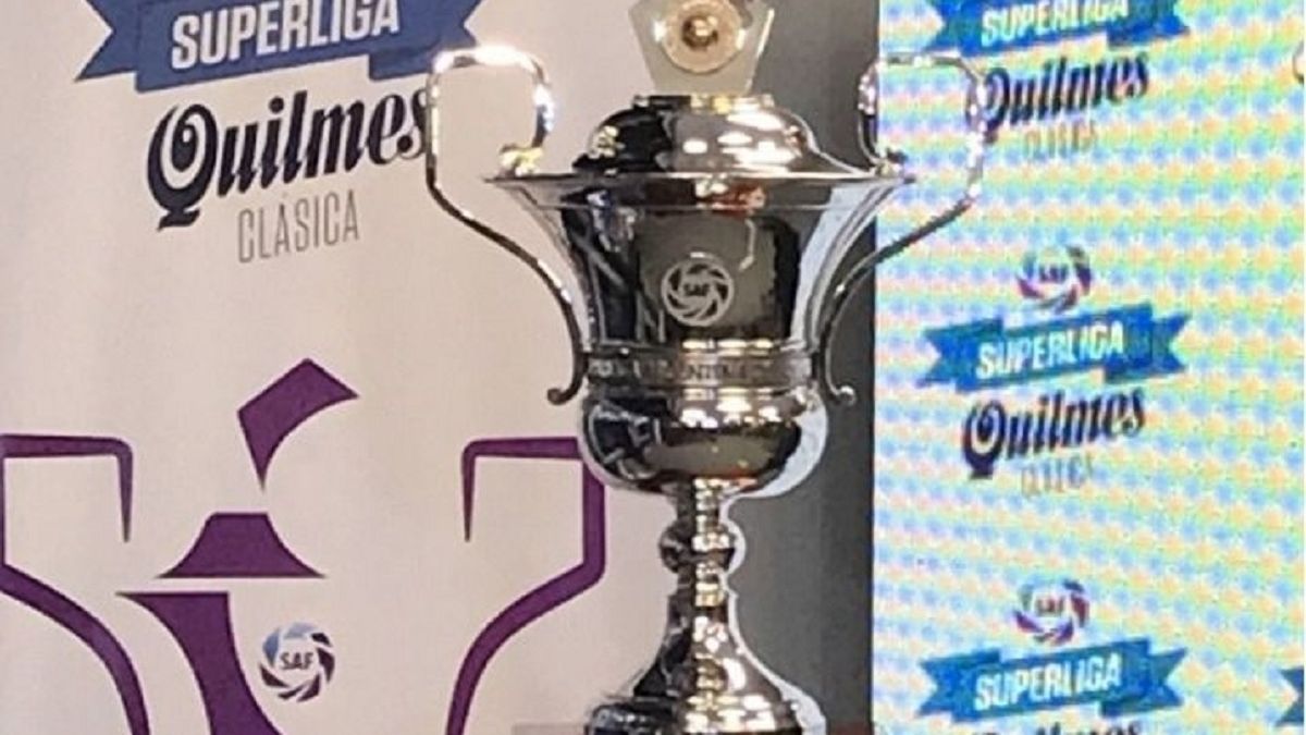 Cu Ndo Recibe Boca El Trofeo De La Superliga