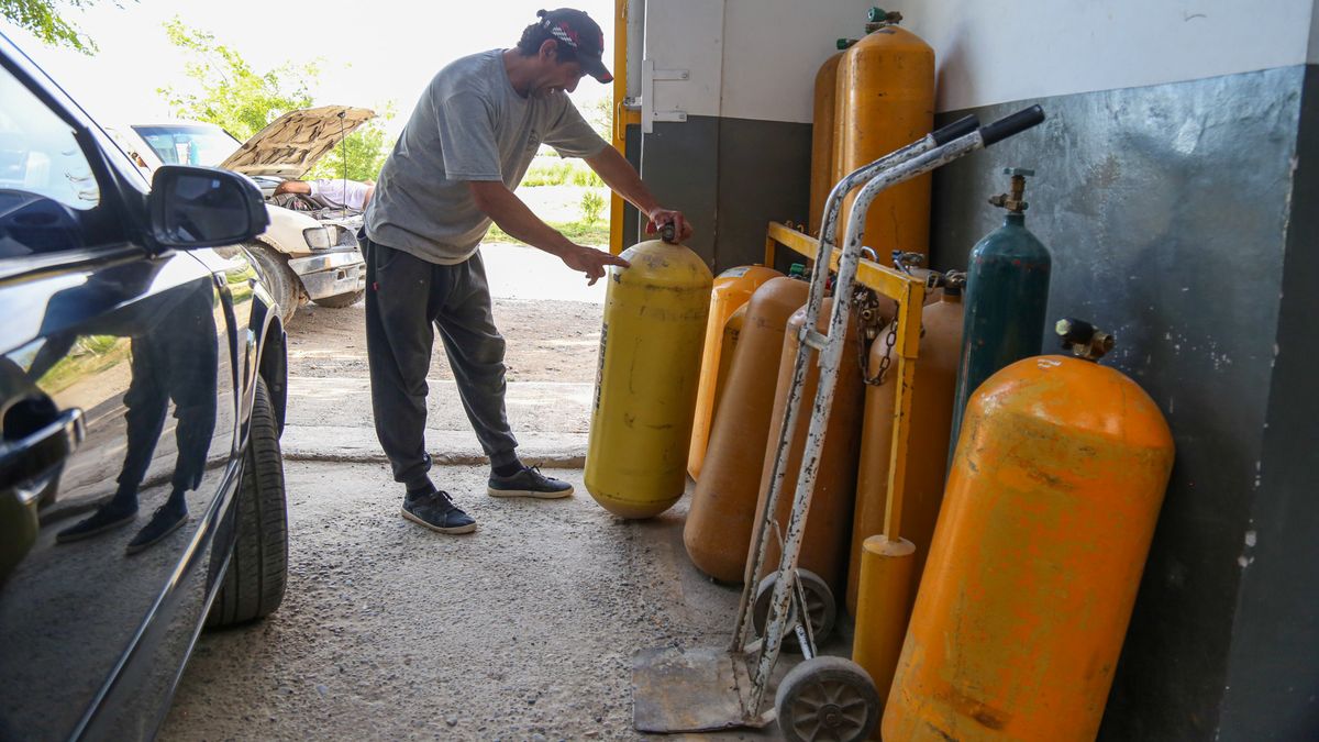 Ante el aumento de las naftas cuánto cuesta convertir un auto a GNC