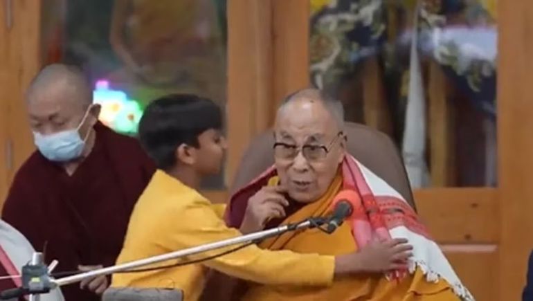 Dalai Lama se disculpa por polémico beso a niño en evento público