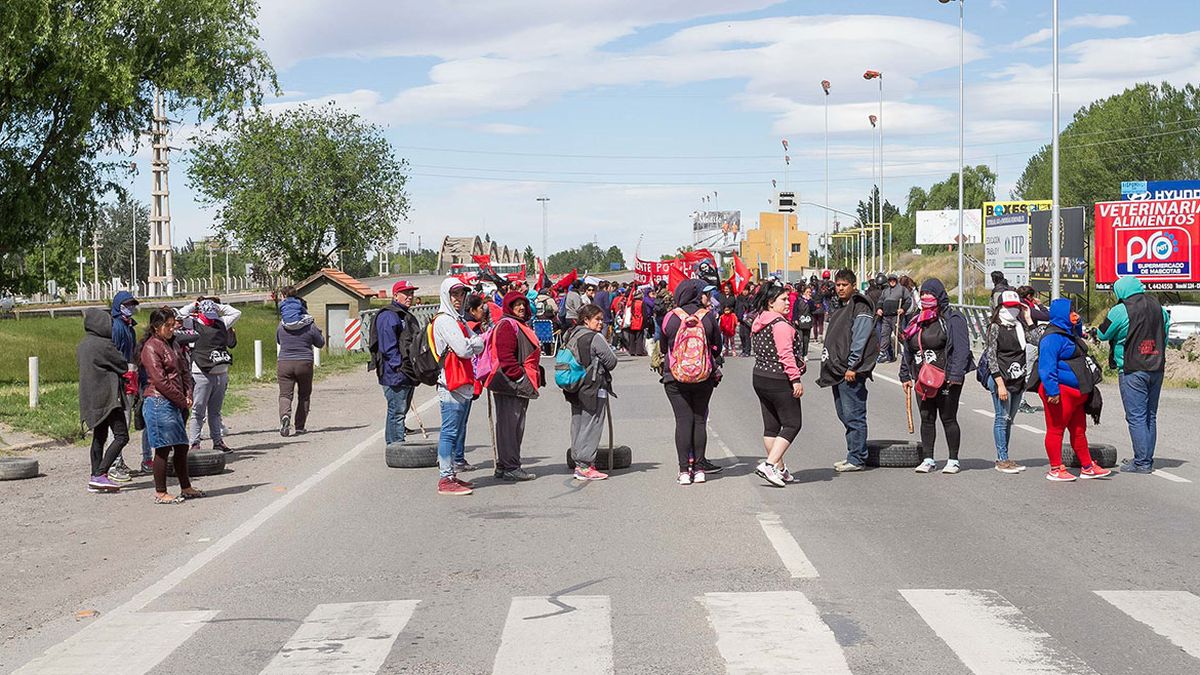 Pedido De Ayuda Social Con Corte En El Puente Carretero