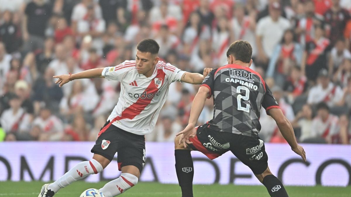 En Medio De Un Aguacero River Gole A Barracas Central En El