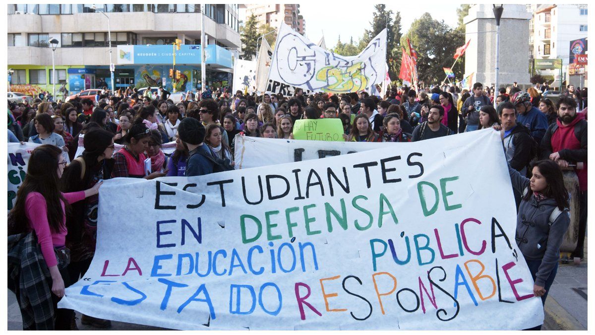 Marcharon En Defensa De La Educaci N P Blica