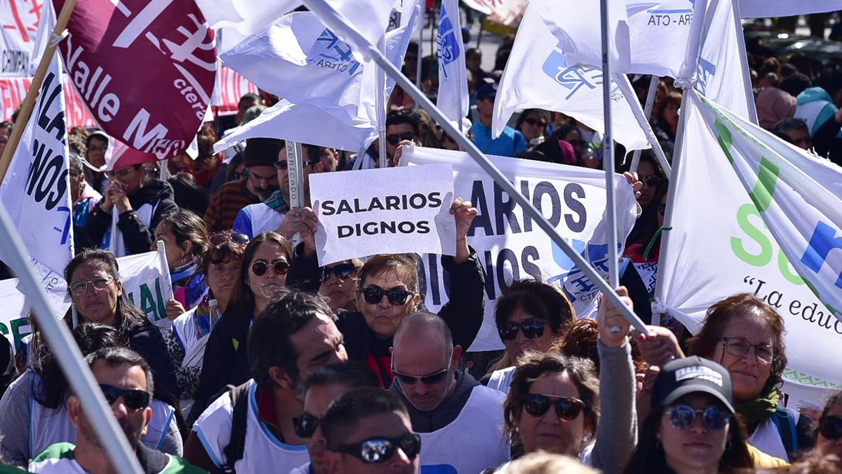 Docentes rionegrinos marcharán este martes en los puentes Habrá cortes