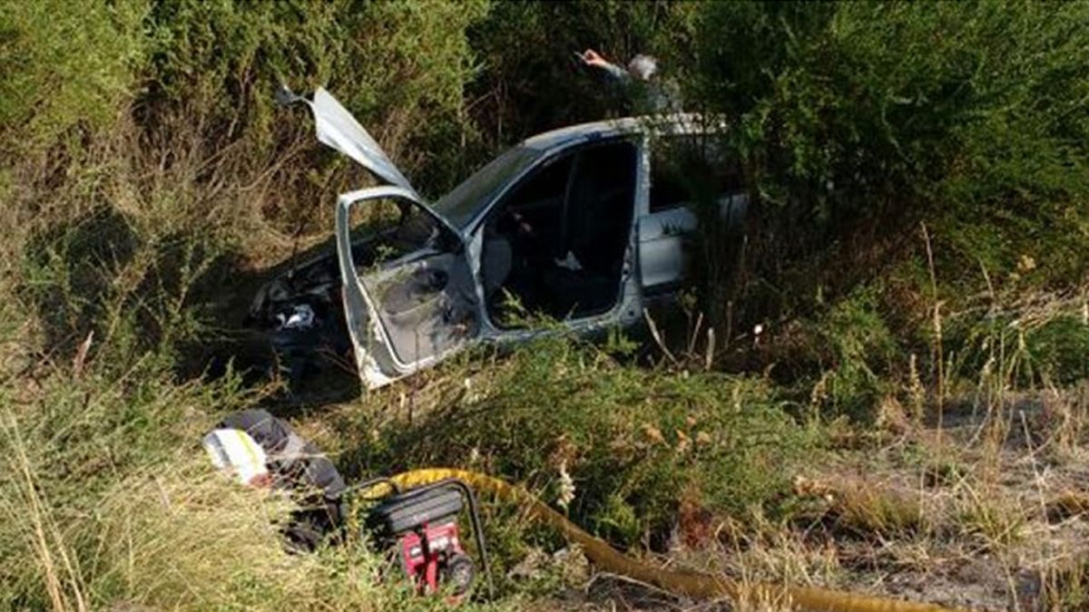 Un policía salió de la guardia se quedó dormido y chocó