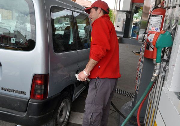 Largas Colas Para Cargar Combustible Antes Del Aumento