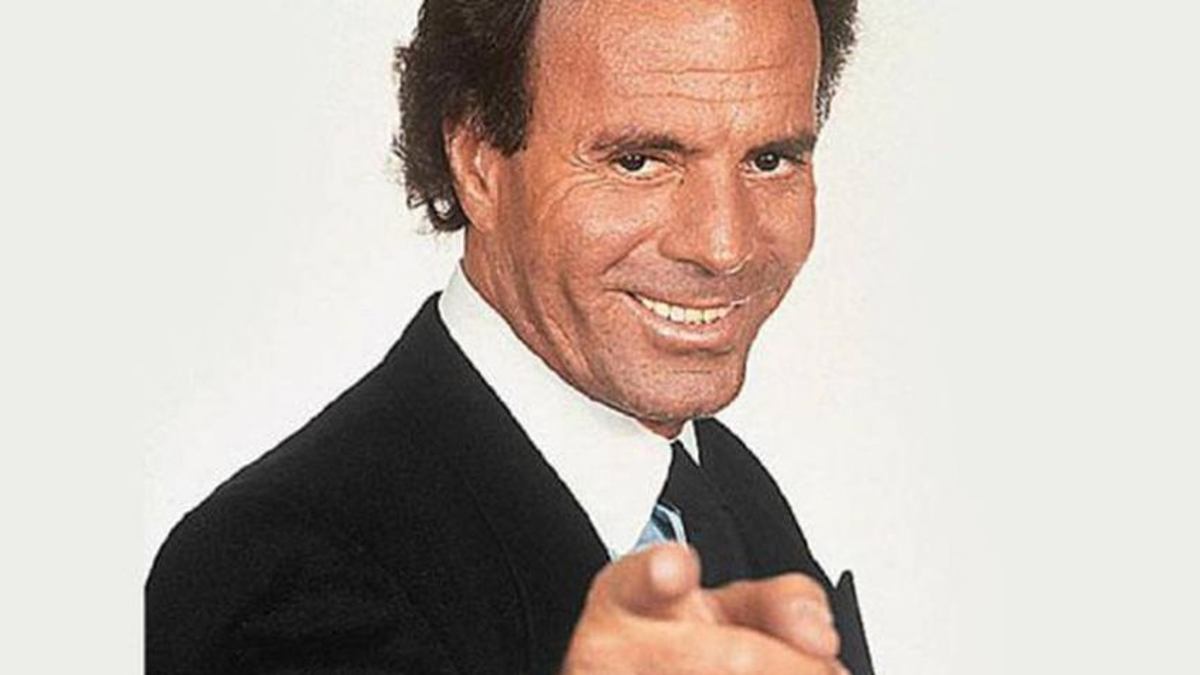 Qué piensa Julio Iglesias de los memes virales que protagoniza