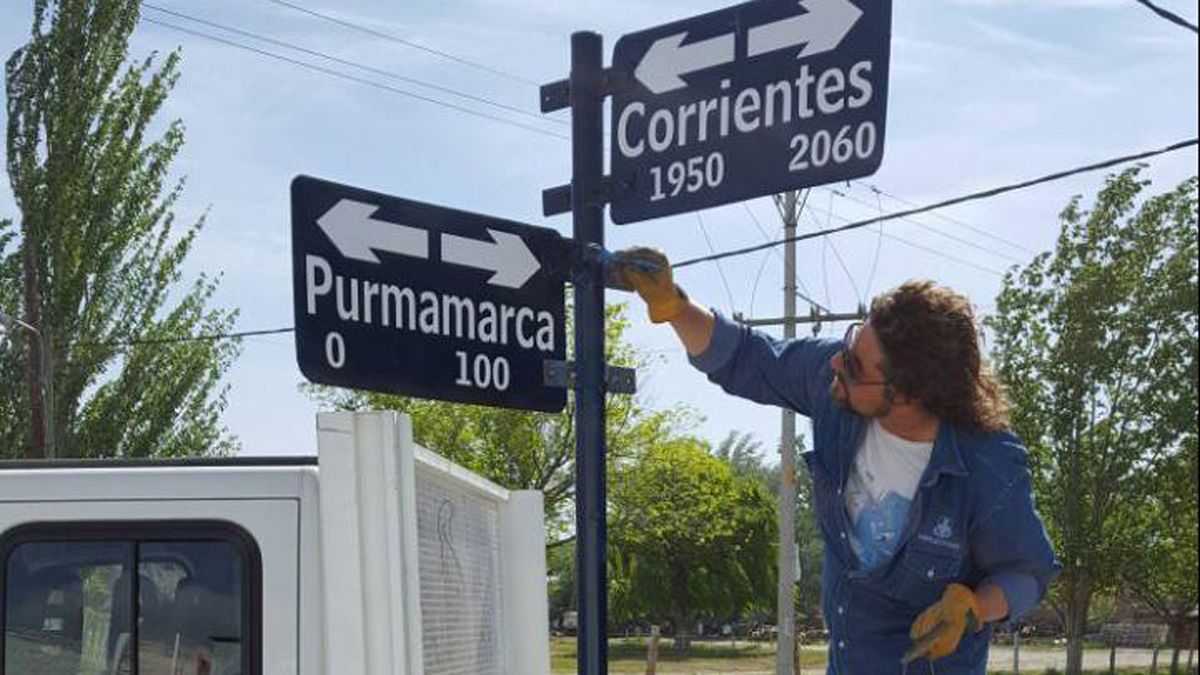 Estrenan carteles nomencladores en la calle Río Negro