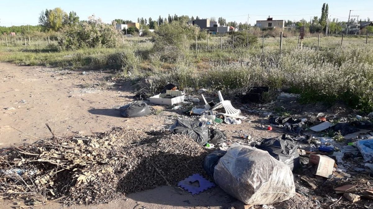 Denuncian Que Vecinos De Barrios Privados Arrojan Basura En Calle Figueroa