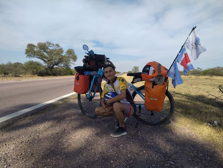 Nada Lo Detiene Viaja En Bici Tiene A Os Y Ya Pedale