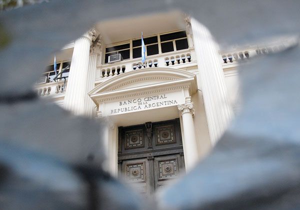 Las medidas del Banco Central pronostican una mayor devaluación del peso.