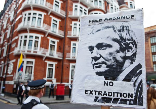 Ecuador concedió asilo político a Assange y desafía a Gran 