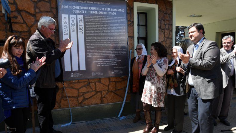 Durante el acto, se colocó una placa en la entrada de la U9.