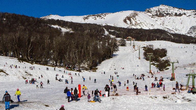La llegada de la nieve llevó tranquilidad al Cerro Chapelco y la gente de San Martín de Los Andes