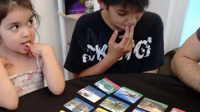 Tableros, dados, cartas y fichas siguen reuniendo a jugadores que disfrutan el encuentro cara a cara alrededor de una mesa. En Neuquén, una pareja creadora de juegos de mesa impulsa esta iniciativa.