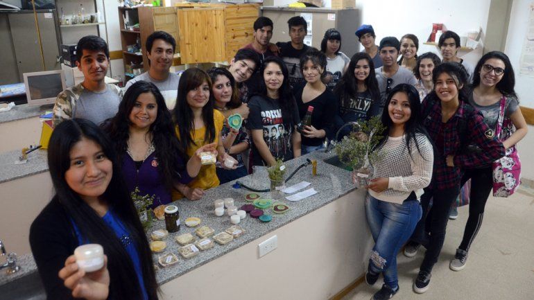 Con los cosméticos Con los cosméticos