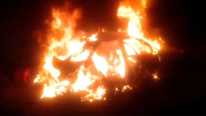 Un incendio consumió un auto abandonado en Junín de los Andes - LMNeuquen.com (Registro)