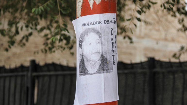 En un escrache, al hombre denunciado le quemaron la casa.