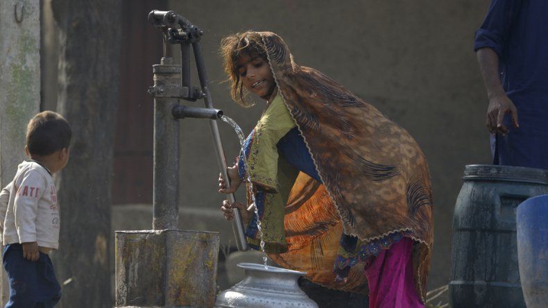 Una niña en Siria, abasteciéndose de agua. Ese país está siendo devastado por la guerra.