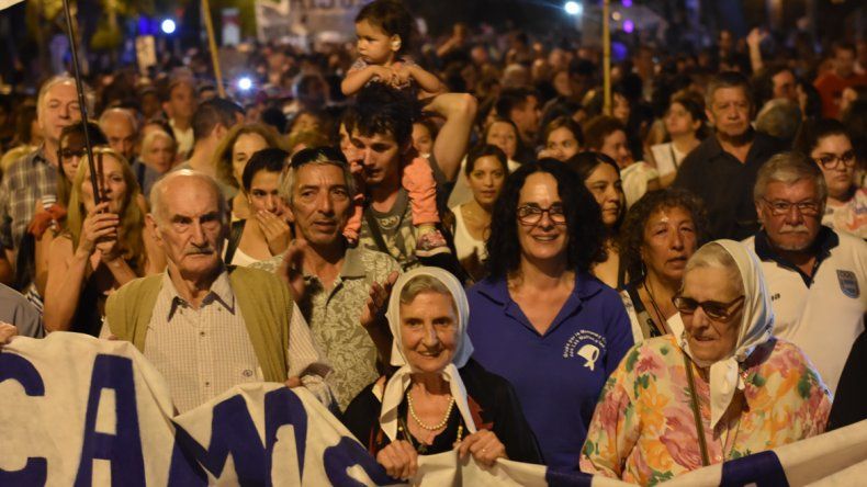 Las Madres de Plaza de Mayo de Neuquén y Alto Valle junto al obispo Virginio Bressanelli encabezaron la movilización en el Día de la Memoria por la Verdad y la Justicia .
