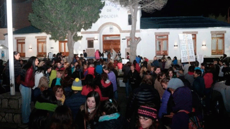 Una protesta docente mantuvo a Alicia Kirchner atrincherada en la Casa de Gobierno