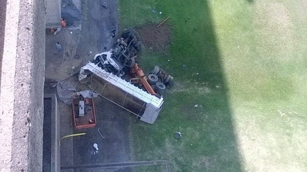 Impactante imagen de un camión que cayó desde un puente