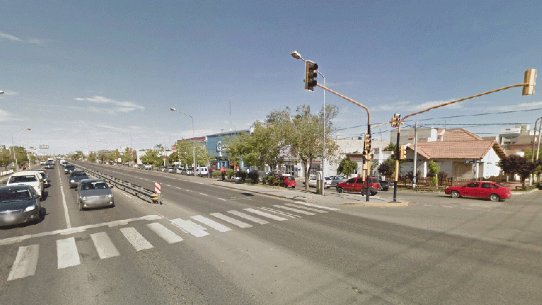 Conducía ebrio por el centro y chocó con dos policías