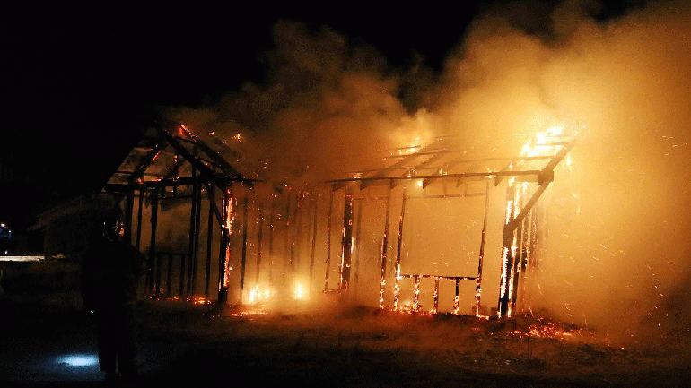 Un incendio intencional destruyó una casa en construcción