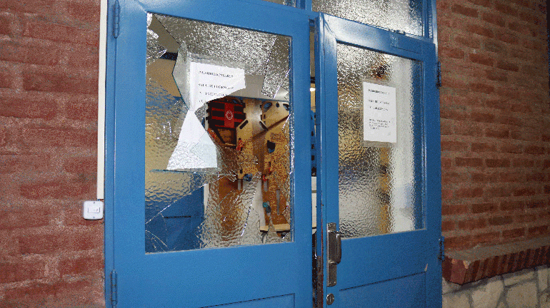 Borracho, lo persiguió hasta el hospital para seguir una pelea y destrozó la guardia