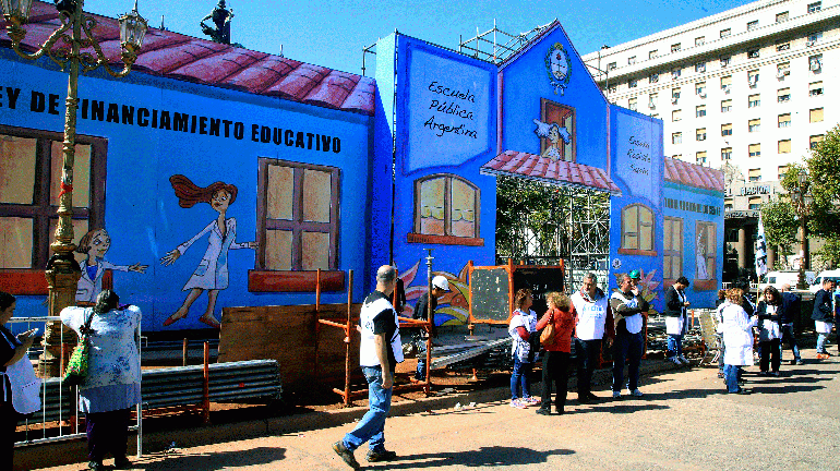 Finalmente, los docentes armaron la #EscuelaItinerante en el Congreso