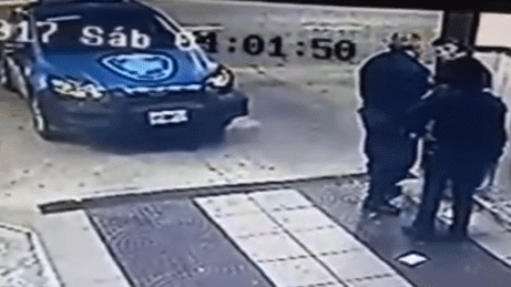 Brutal agresión policial a un hombre que pidió que corrieran el patrullero