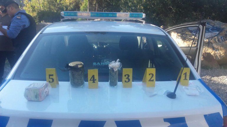 Detuvieron a dos hombres con frascos de marihuana y 50 mil pesos