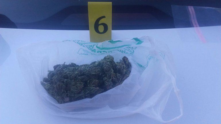 Detuvieron a dos hombres con frascos de marihuana y 50 mil pesos