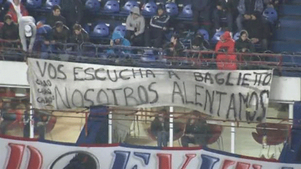 Los hinchas de San Lorenzo se enojaron y colgaron banderas contra Tinelli