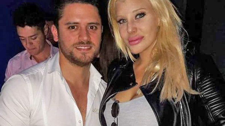 Charlotte, junto a uno de sus fans, donde se aprecian los retoques que se hizo en el rostro.