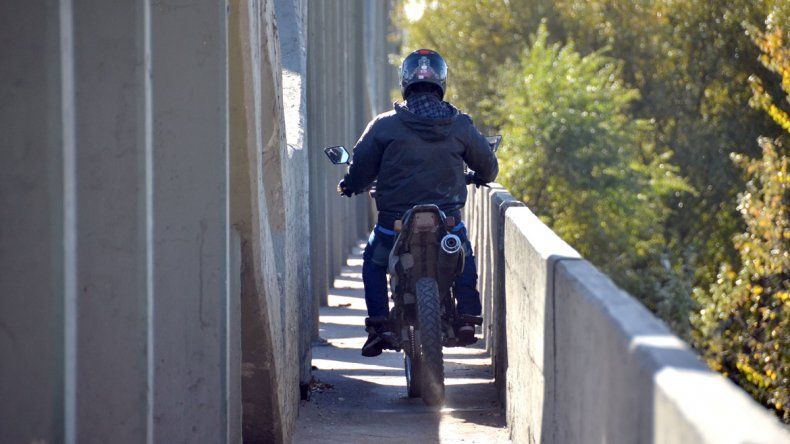 Algunos automovilistas se resignaron a la espera, mientras que otros, sin mucha suerte, intentaron buscar un atajo. Los más sacados se prendieron a las bocinas para manifestar su descontento.
