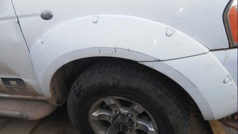 Hermosilla denuncia que el perro Tommy había mordido guardabarros de su camioneta.