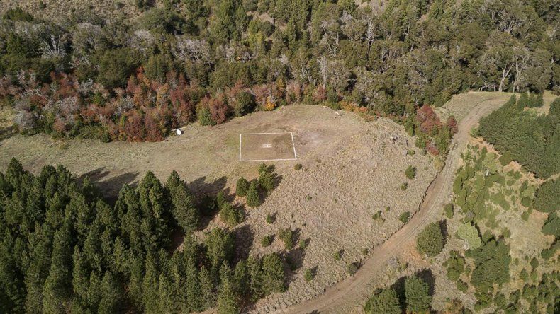El helicóptero cayó en el extremo superior izquierdo del helipuerto privado.