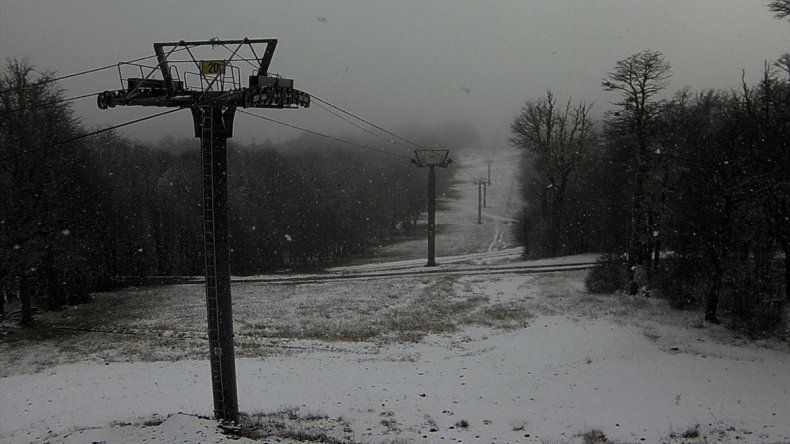 La nieve cubrió ayer las pistas de esquí en el cerro Chapelco, que el 17 de junio estarán habilitadas para el público.