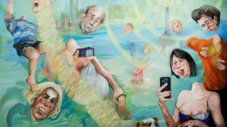 Alejandro tiene 37 años y vive en Centenario. Ha vendido obras en el exterior y hoy expone en Neuquén. Sus cuadros dialogan con el espectador en la lucha por sobrevivir en esta sociedad.