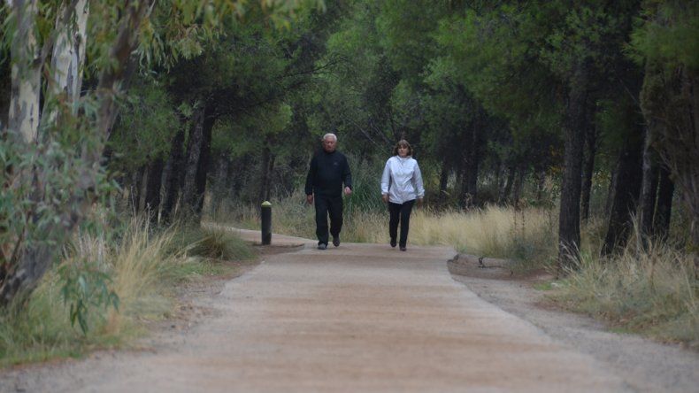 Parque Norte es el más popular, pero los neuquinos también utilizan los senderos de la Isla 132, con un paisaje completamente distinto. Hay opciones para todos los gustos y necesidades.