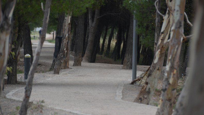 Parque Norte es el más popular, pero los neuquinos también utilizan los senderos de la Isla 132, con un paisaje completamente distinto. Hay opciones para todos los gustos y necesidades.