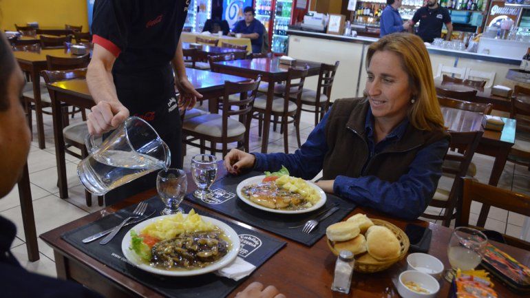 Los restaurantes deberán proveer agua en forma suficiente y gratuita.