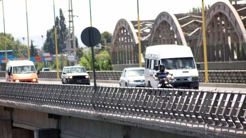 La entrega de la máquina estaba pautada para realizarse en el puente que une Cipolletti con Neuquén. Pero nunca ocurrió.